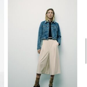 ZARA PLEATED SHORTS
LIGHT BEIGE. SIZE M